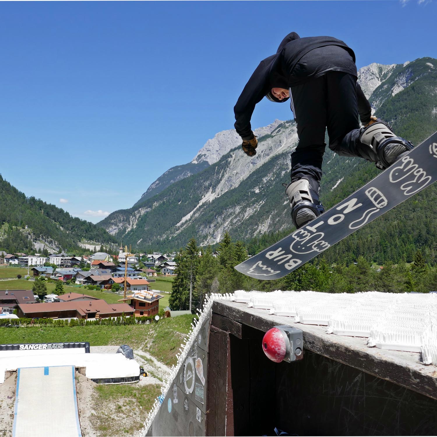 Jakob beim Drop in auf der mittleren Schanze im Banger Park Bangerpark Jugend Camp bei Innsbruckfür Slopestyler und Parkfahrer