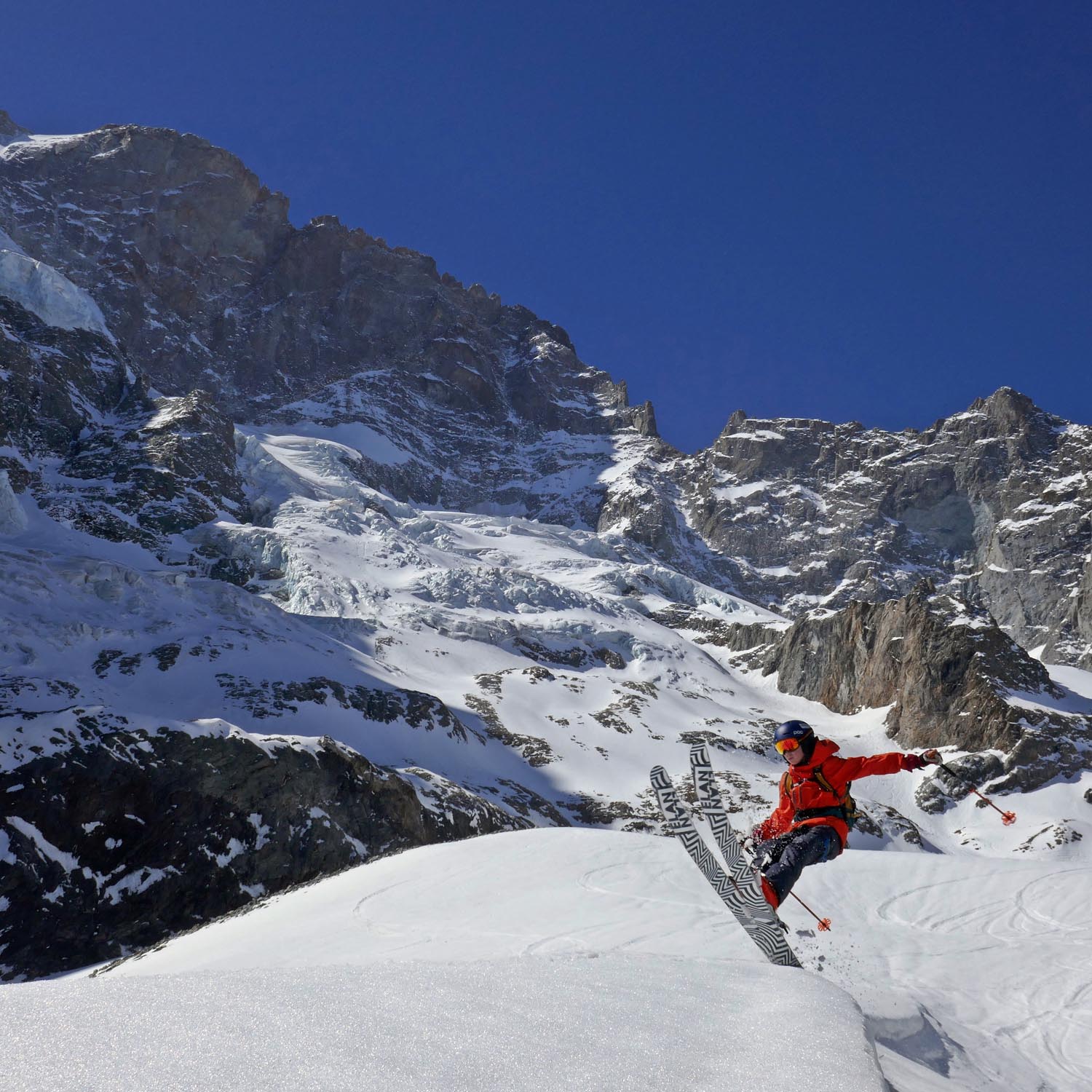 Ben sendet die Windlips bei der Abfahrt durch`s Vallon de la Meije. Jugend Freeride camp in den Osterferien in Frankreich im kleinen Dorf La Grave. Das beste Freeride Gebiet in den Alpen.