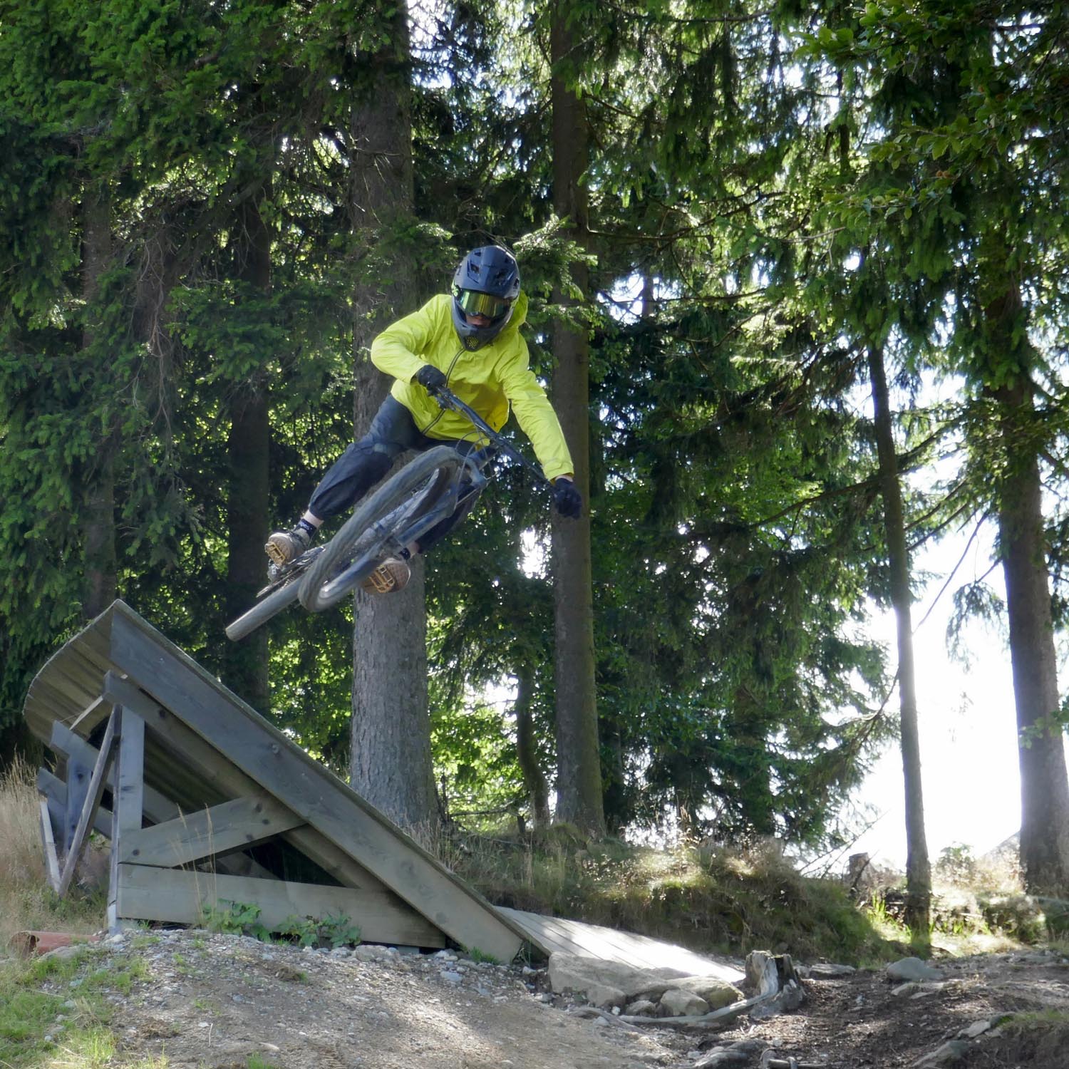 Anspruchsvolle Obsticals auf der Evil Eye für Fortgeschrittene im Bikepark Geisskopf Mountain Bike Camp für Jugendliche in den Sommerferien am Geisskopf