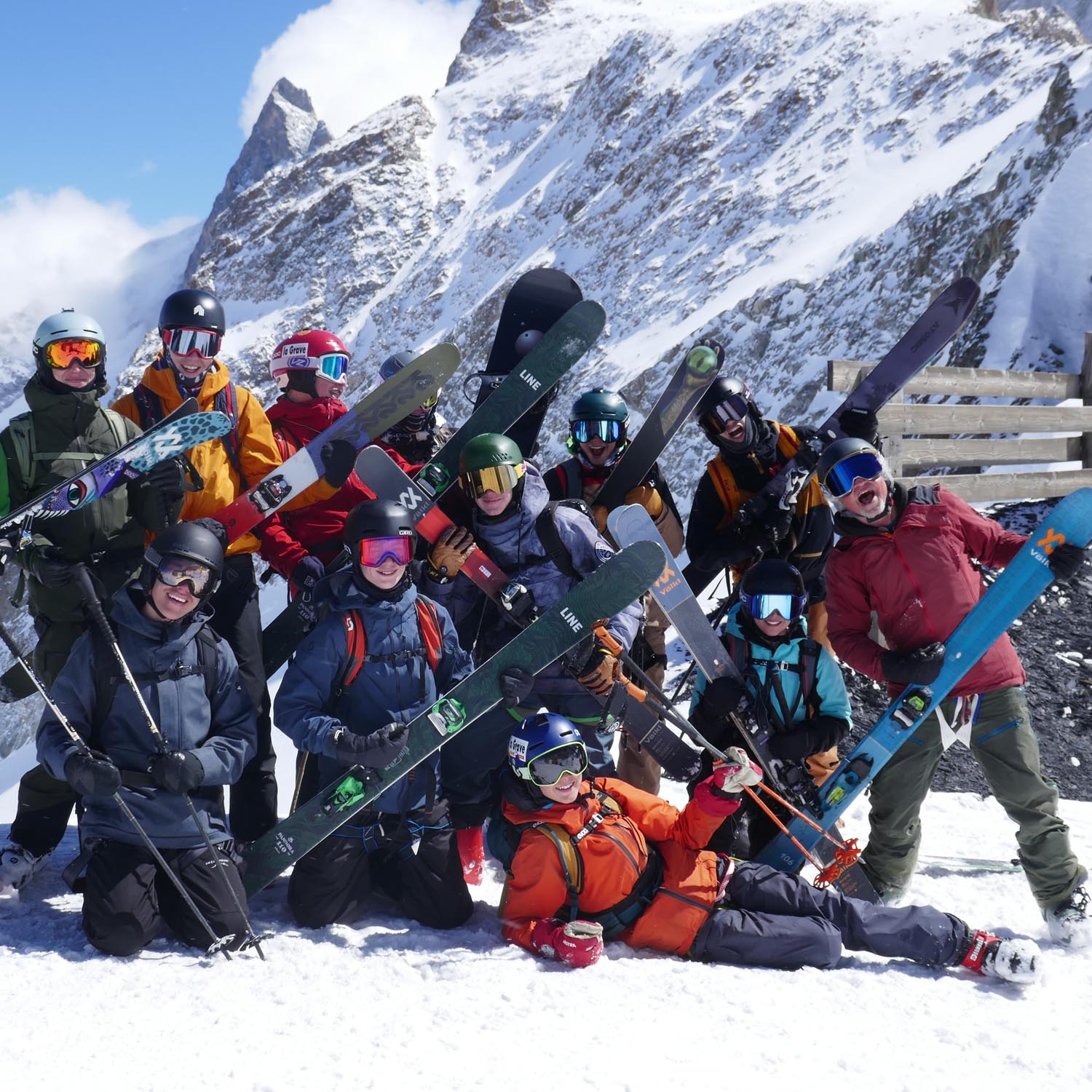 Enjoying the awsome freeride runs with cool friends. Never mind if skier or snowboarder. Freeride Camp für Jugendliche in den osterferien in Frankreich/ La Grave