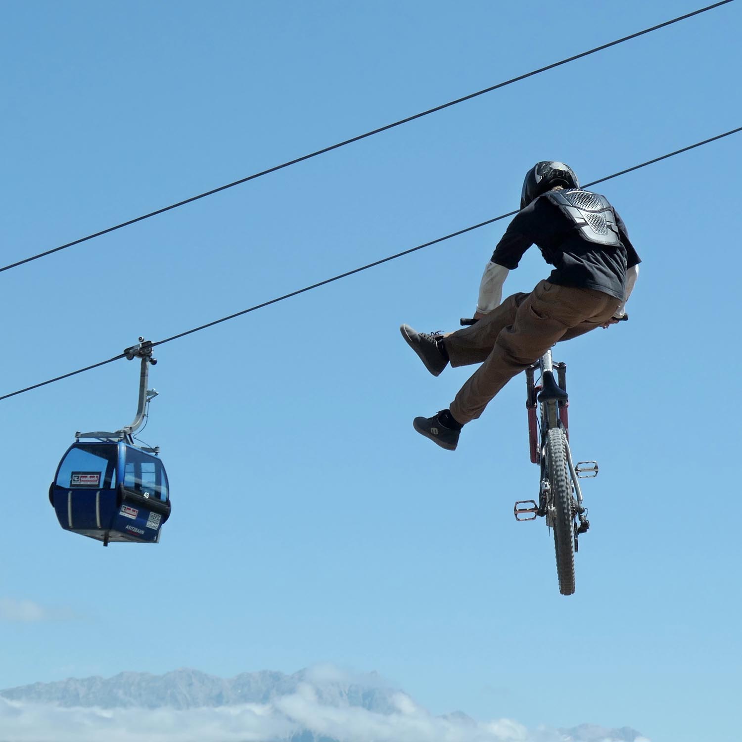 Rocco sendet einen No-Foot-Can-Can auf dem Airbag MTB Kinder und Jugend Camp im Epic Bikepark Leogang.