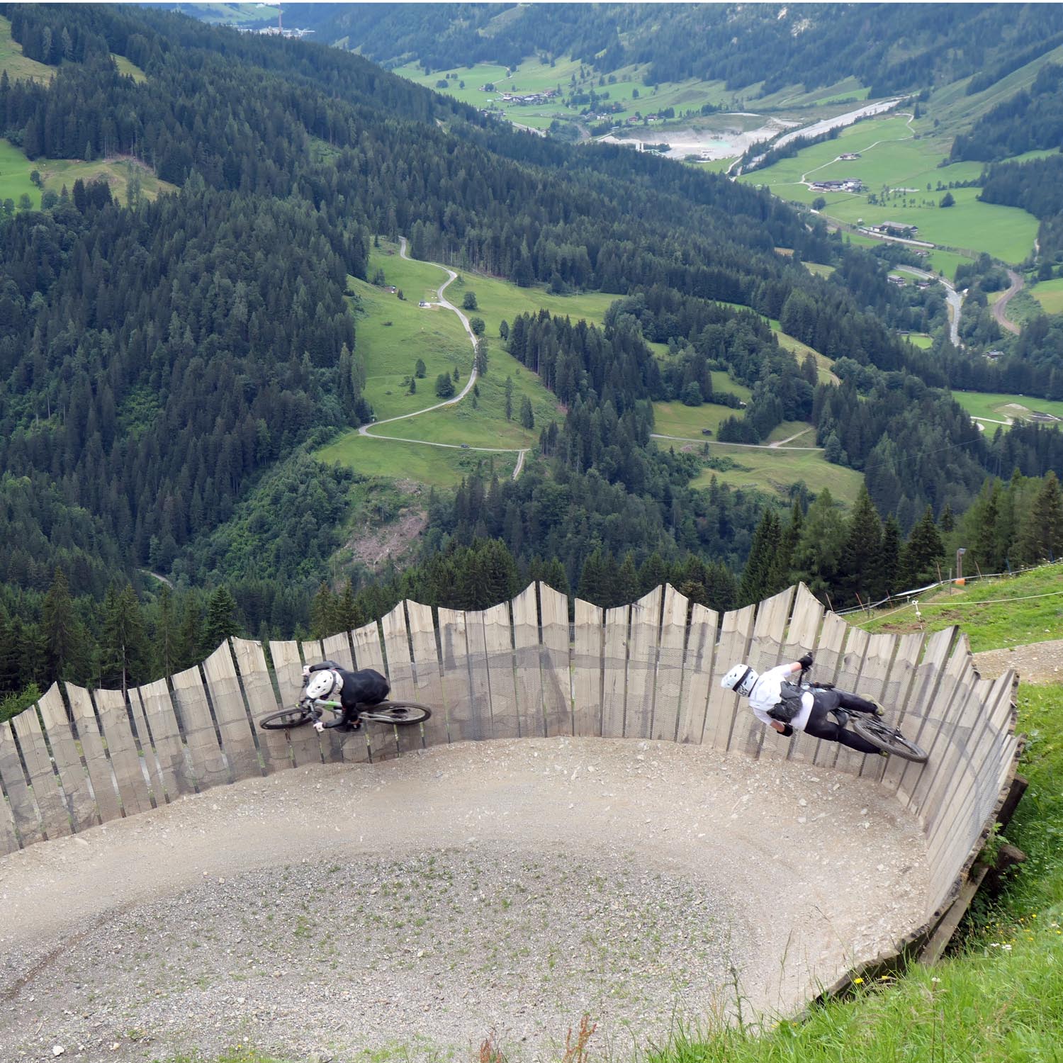 Perfekte Wall Rides auf dem "Flying Gangster" Trail MTB Kids Camp im Epic Bikepark Leogang.