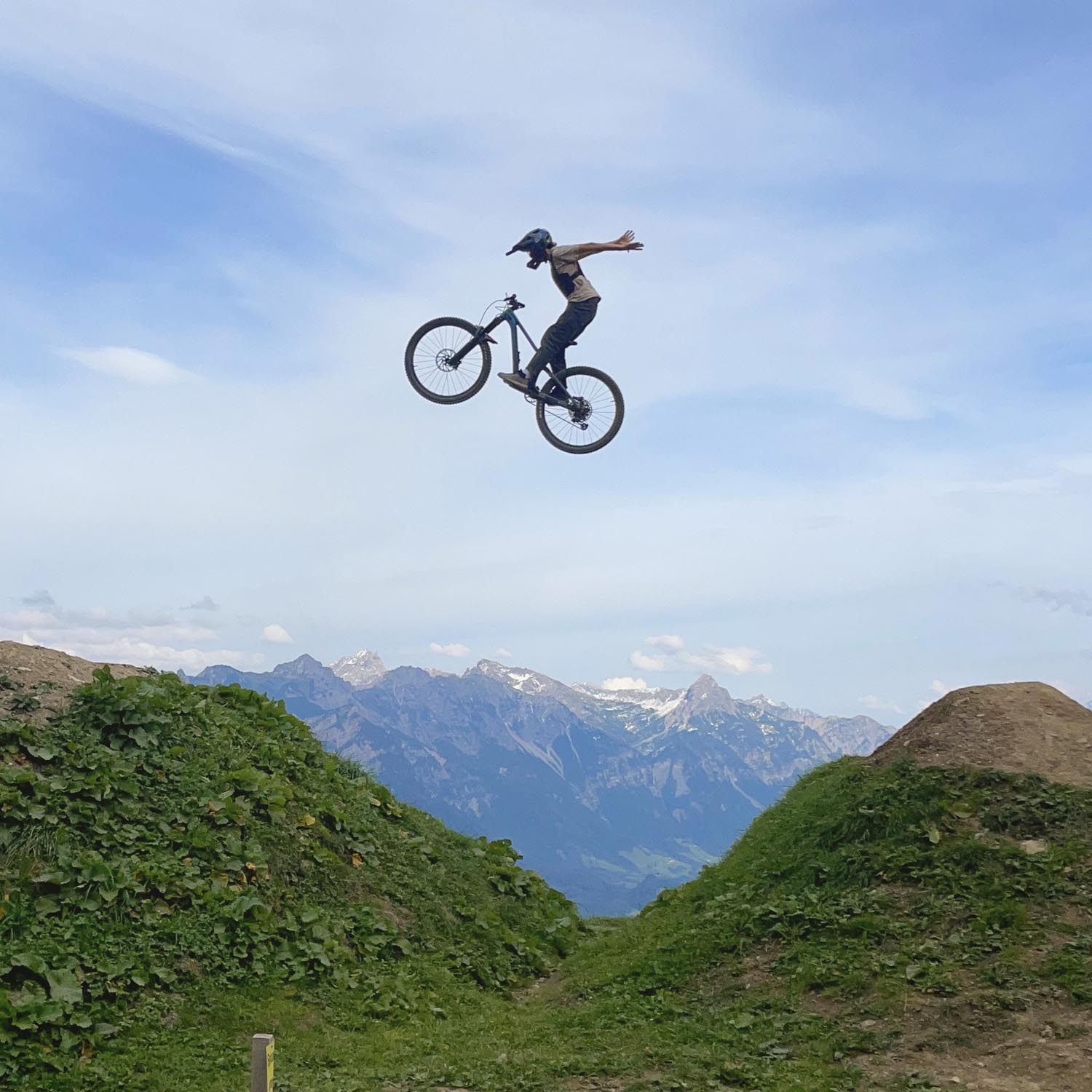 "you can´t get hurt in the air" Mateos Lebensmotto mountain-action Ski und MTB Coach Mateo Kaiser