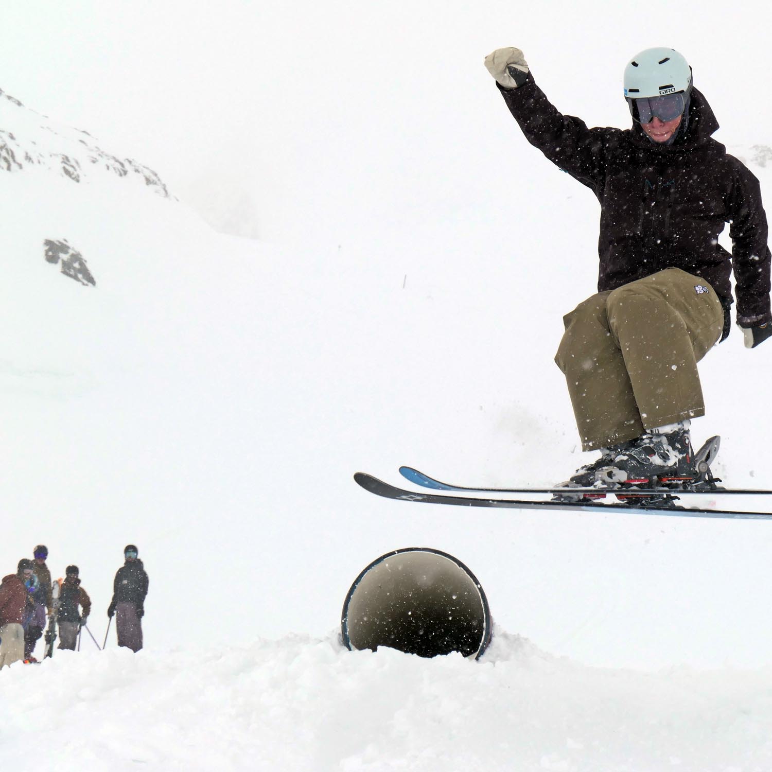 Auch bei schlechtem Wetter gegen wir raus zum Jibben Trainingskurse für Ski und Snowboarder beim back on snow camp auf dem Hintertuxer Gletscher