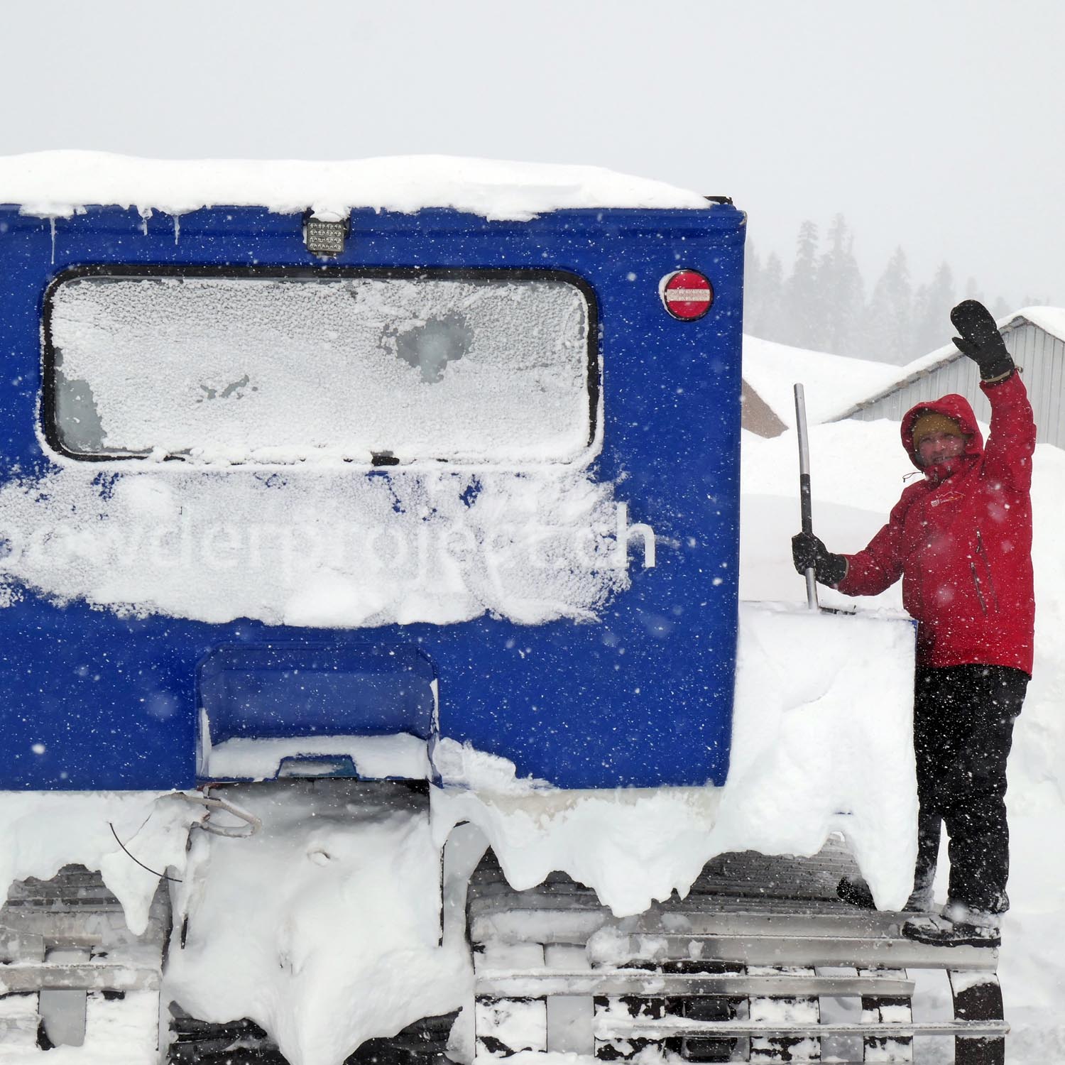 Unser Catdriver Tschemal erwartet uns. An Downdays geht´s zum Treepowdern im Buchenwald von Maximondo. Catskiing in Balhmaro ist das ultimative Powdererlebnis im kaukasus