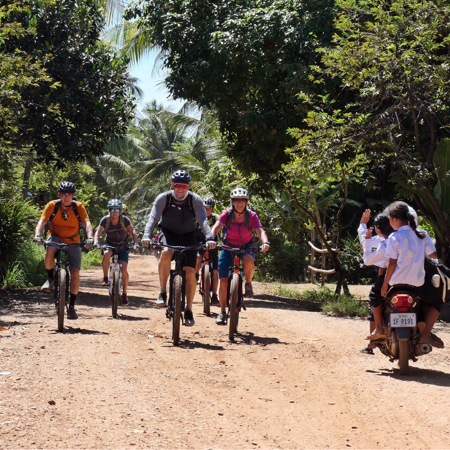 Mountain Bike tour in Cambodia along the magic Mekong to the Tempel of Angkor.