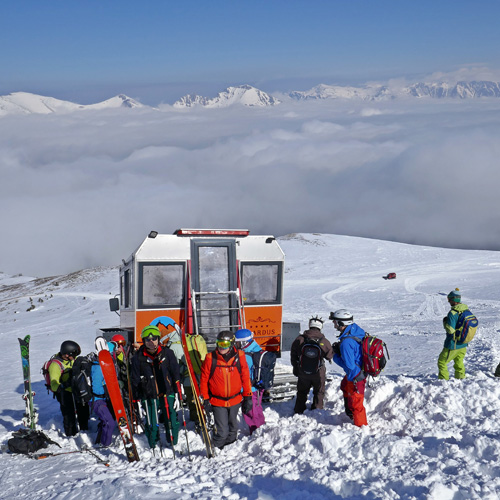 Drop of über den Wolken mit Blick auf das Shar Planina Gebirge. Catskiing und Freeriding in Nordmazedonien