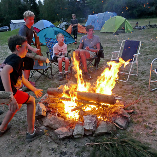 Abends chillen am Lagerfeuer MTB Summer Camp für Jgendliche mit Zeltlager und Betreuung