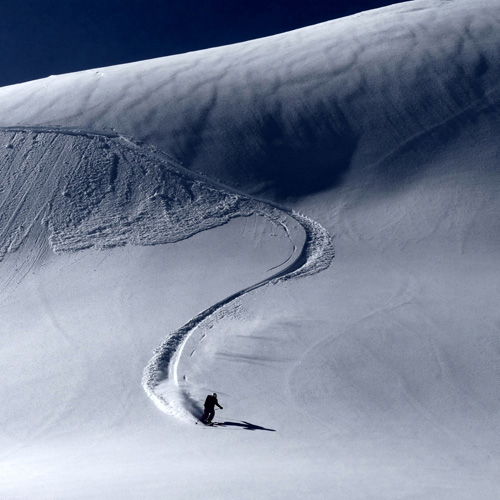 Perfekter Powderrun bei unserer Skitour oberhalb dem Ort Ushguli Skitouren im Kaukasus in Georgien. Powder oberhalb von Ushguli