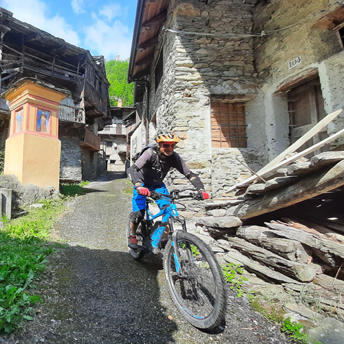 Malerische Dörfer im Valle Maira Trails und Militärstrassen auf dem Gardetta im Valle Maira